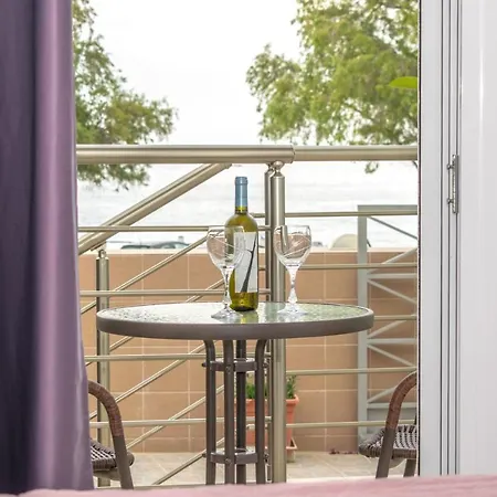 Casa rural Red Hibiscus Stegna *