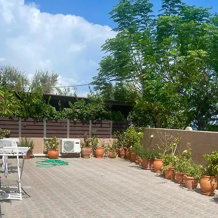 Red Hibiscus Stegna منزل ريفي *