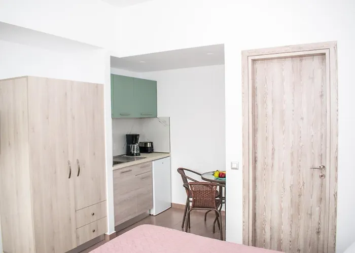 Red Hibiscus Stegna منزل ريفي *