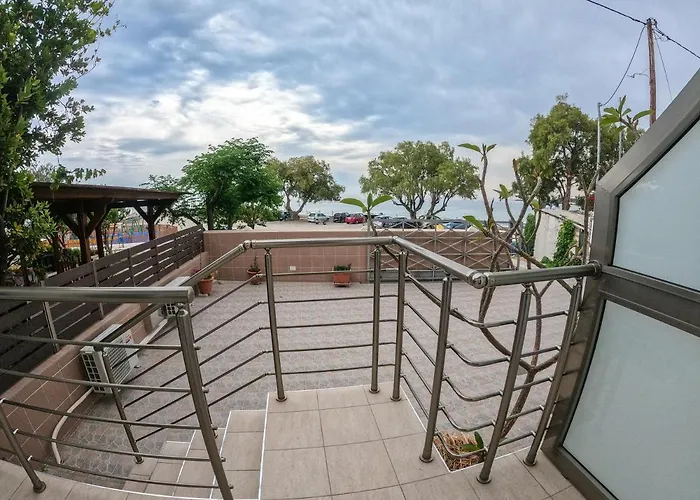 カントリーハウス Red Hibiscus Stegna *