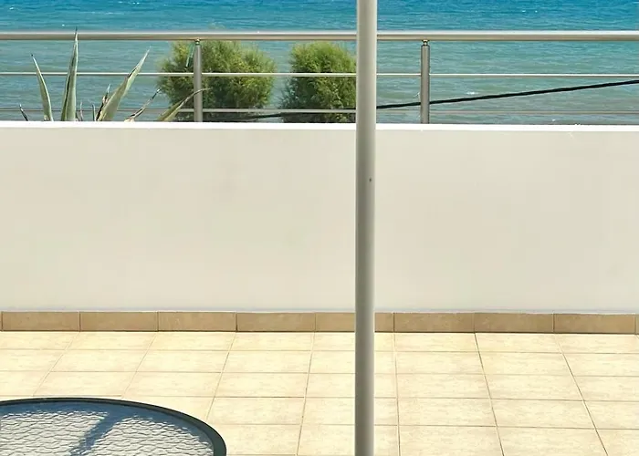 Red Hibiscus Stegna أرخانجلوس