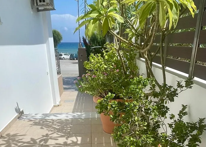 Red Hibiscus Stegna منزل ريفي