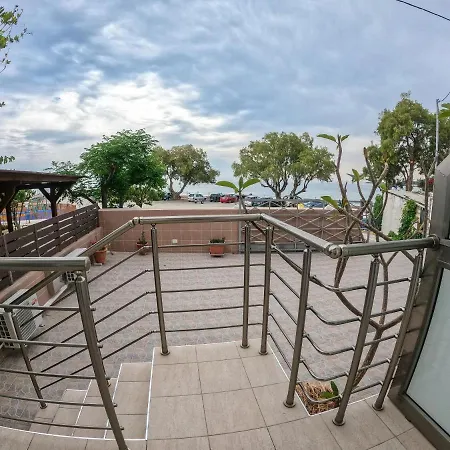 Venkovský dům Red Hibiscus Stegna *